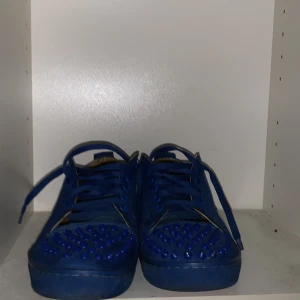 Loubs - Ett par blåa loubs som inte är använt för många gånger och kan tvätta till dom som är intresserade 