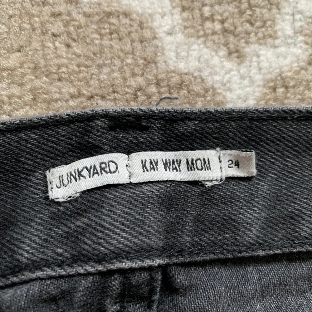 Ett par svarta jeans som har varit använda men fortfarande i bra skick, det är lite skadat mellan benen men inget som stör. Lite osäker på storleken . Jeans & Byxor.