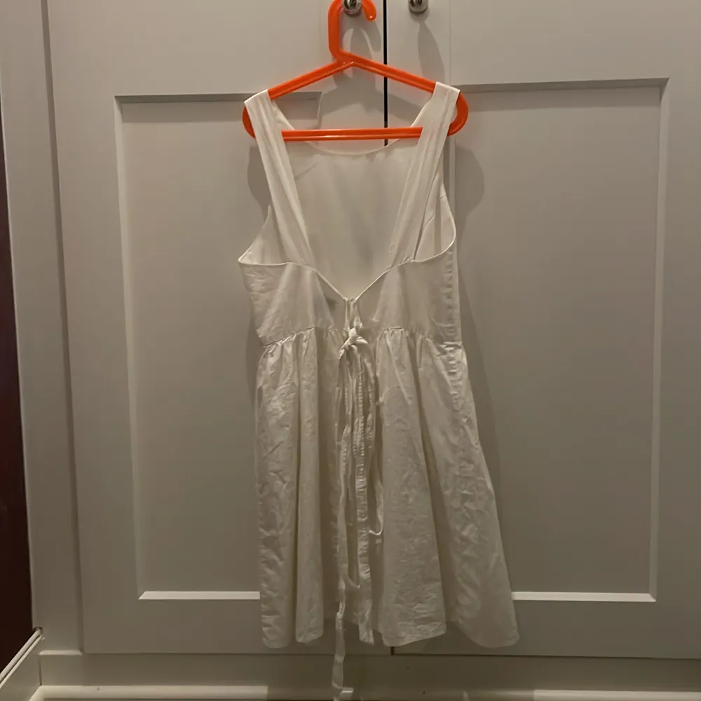 Säljer denna klänning då den inte kommer till användning.   Köparen står för frakten. 39kr. Klänningar.