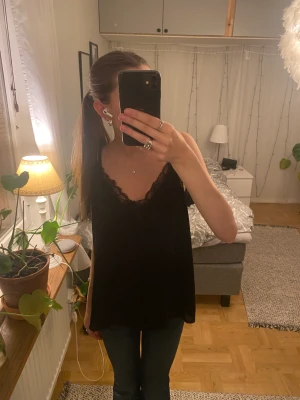 Spetslinne - Fint spets linne som tyvärr är förstor på mig därför säljer jag den. Kosta ungefär 200 kr orginal pris. 