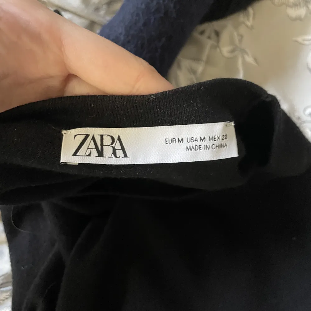 Säljer denna finns stickade svarta tshirt från zara, endast använd 2 gånger!💕 200kr, pris kan diskuteras. T-shirts.