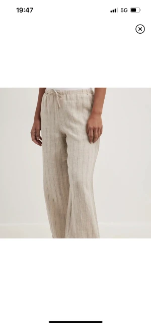 Linnebyxa - Säljer supersköna linnebyxor från Moa Mattson x NA-KD. Köpte de i början av sommar och tyvärr inte fått så mycket användning som önskat för dem. Använt ett fåtal gånger så fint skick, kan behöva steamas/ strykas bara. Strl 40. Nypris är 600 kr.💗