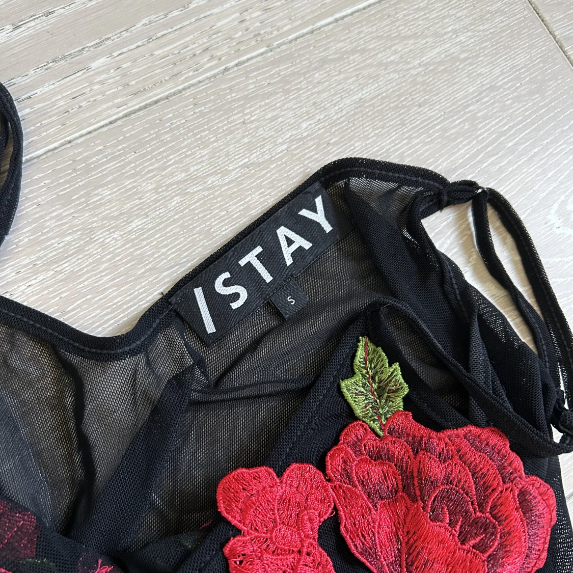 Mesh-body med broderade rosor  - 90