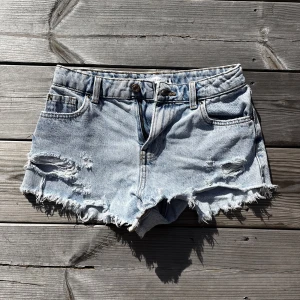 Blå shorts - Assnygga jeansshorts från Zara, låg/mid waist, supersköna!! Stl 32 men passar mig som brukar ha 34