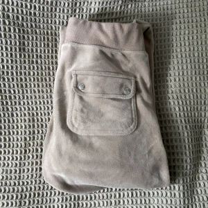 Juicy couture velour byxor - Jag säljer även mina beiga juicy couture byxor i stl xxs då dom inte längre kommer till andvändning☺️ De är i bra skick och tvättade Max 5 gånger, jag köpte de i december 2022! Jag är 168cm!🤍