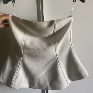 Topp - Säljer denna superfina topp från zara. Kontakta mig vid intresse och köparen står för frakten💕