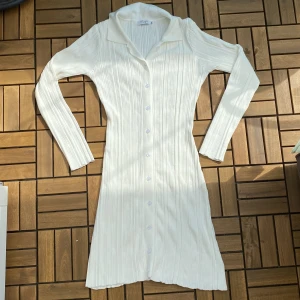 Klänning  - En jättefin ribbad klänning från May!