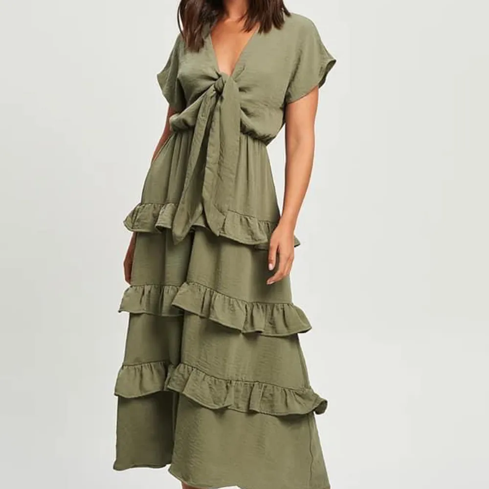 klänning från Tussah  Storlek 6 motsvarar S  nypris 1300:- använd 1 timme för fotografering 100% polyester. Klänningar.