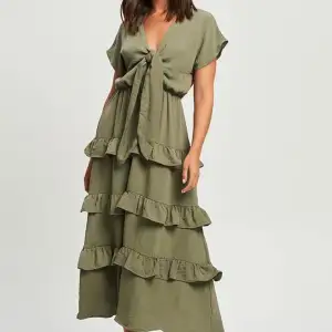 klänning från Tussah  Storlek 6 motsvarar S  nypris 1300:- använd 1 timme för fotografering 100% polyester