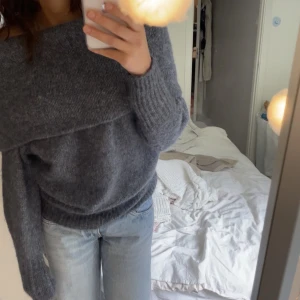 Stickad tröja  - Stickad off-shoulder tröja från hm, aldrig använd men har ej prislapp. Storlek S🫶🏼