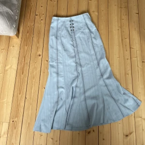 midi kjol - söt blå-randig midikjol! köpt på second hand
