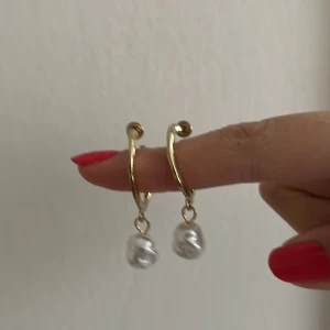 💌ÖRHÄNGEN💌 - Säljer dessa söta örhängen för att jag inte använder dem! Säljer dem för 65kr +frakt