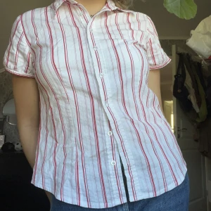 Randig blus  - Jättefin randig blus, köpt second hand men kommer tyvärr inte till användning🧚‍♀️