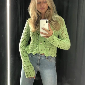 Grön kofta från Zara - Så fin grön stickad kofta från Zara i storlek S 💚 Endast använd en gång och är i perfekt skick 💚