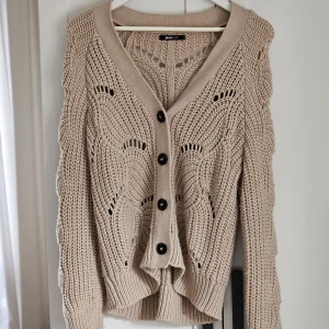 Beige kofta - I fint skick. Finns ute på flera sidor. 