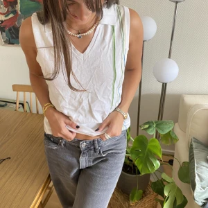 Tennislinne - Ett tennislinne, som jag stylat till vardags. Jättefint och unikt. Jag är en storlek S. OBS den är skrynklig på bilden för att den legat i min garderob, men stryker den vid köp!