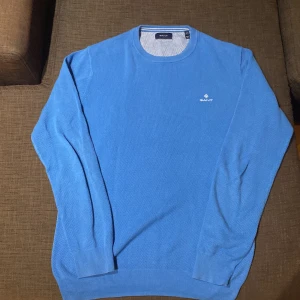 Gant tröja - Säljer denna skit fina gant tröja då den inte längre passar mig. Skicket är bra, 7/10. Sitter perfekt. Passar med massa. Nypris ca: 1200kr. Mitt pris: 349kr. 