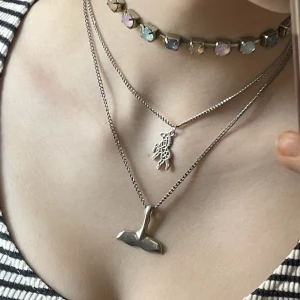 Halsband - Två superfina silvriga halsband! En val svans och en häst! 