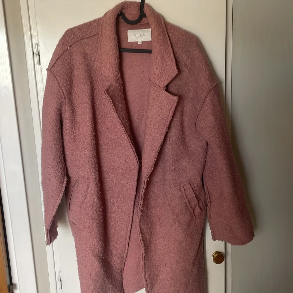 Säljer denna fina rosa kappa från vila, knappt använd. Köpare betalar frakt💗. Jackor.