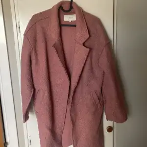 Säljer denna fina rosa kappa från vila, knappt använd. Köpare betalar frakt💗