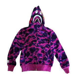 Tja! Säljer min 1:1 bape hoodie .Frakt 1-3 dagar. Ba släng ett dm vid frågor eller fler bilder.