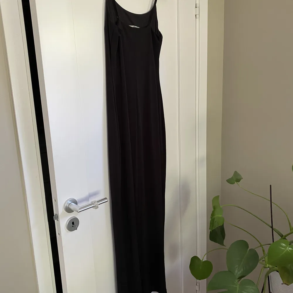 Säljer denna svarta långklänning från BikBok i storlek S. Slutsåld på hemsidan och är endast använd 2 gånger! Så skicket är som nytt❤️ Pris: 300kr+frakt!. Klänningar.