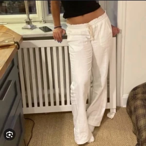 Roxy linnebyxor vita - Säljer mina jättefina vita linnebyxor från Roxy i storlek S 💕 Bilderna är lånade men säg till så kan jag skicka egna💕💕 Säljer då jag inte riktigt tycker att dem passar mig så bra och dem är använda 2 gånger så nästan som nya💕💕Slutsålda överallt!!
