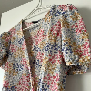 klänning - sparsamt använd klänning från gina, storlek M