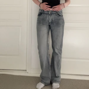snygga lowrise jeans! - Säljer mina älskade jeans då dem ej passar mig längre😭. Köpte dem second hand och älskar dem så mycket men de har blivit för stora i midjan tyvärr. <33