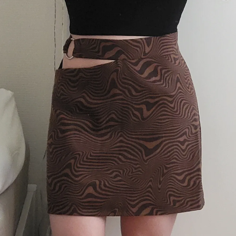 Jättefin brun kjol, säljer då den är lite stor på mig💗. Kjolar.