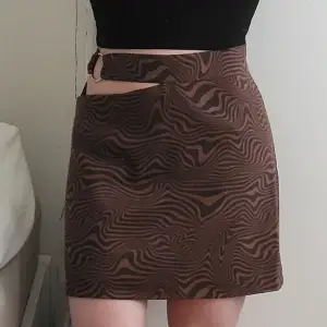 Jättefin brun kjol, säljer då den är lite stor på mig💗