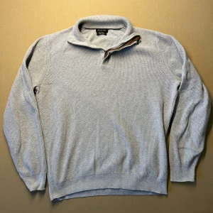 Massimodutti halfzip - Skön massimodutti halfzip i cashmere blandning. Storlek S tts. Närmare XS. Skön grå färg, i fint skick. Inga hål eller fläckar. Fler frågor kontakta gärna!