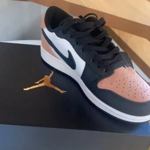 Nike rosa dunks  - Har bara använt de fåtal gånger men de är i bra kondition. Dessa är perfekta till sommaren.Ordinarie pris: 2300