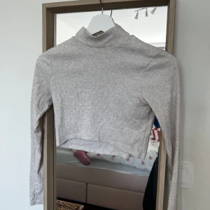 Långärmad tröja - Beige långärmad crop top från Pull & Bear, skriv för fler bilder.