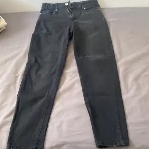 jätte fina jeans från kappahl som är i modellen mom jeans och, säljer pågrund av att de är för små nu, skriv för närmare titt på jeansen 