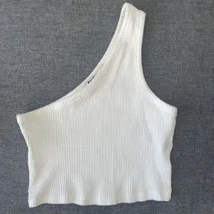 One shoulder top från Na-kd i storlek S. Gott skick, inga fläckar eller dylikt.