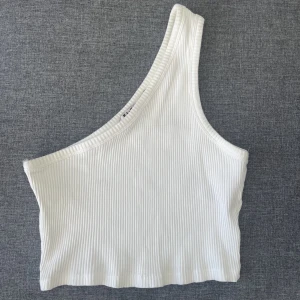 One shoulder top - One shoulder top från Na-kd i storlek S. Gott skick, inga fläckar eller dylikt.
