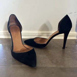 Högklackad pumps fr IRO - Säljer en svart högklackad pumps i mocka från IRO. Klackhöjd 10 cm. Fint skick