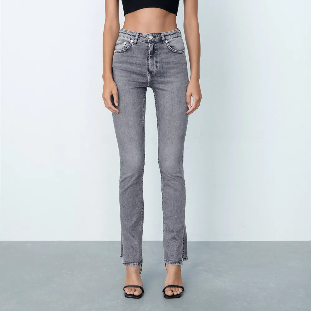 Säljer dessa midwaist grå jeans med slits från Zara och helt oanvända 🫶🏼🫶🏼jag är 163 och normalt s/m i storlek, byxorna är små i storlek! . Jeans & Byxor.