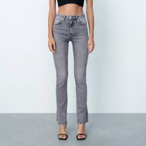 Säljer dessa midwaist grå jeans med slits från Zara och helt oanvända 🫶🏼🫶🏼jag är 163 och normalt s/m i storlek, byxorna är små i storlek! 