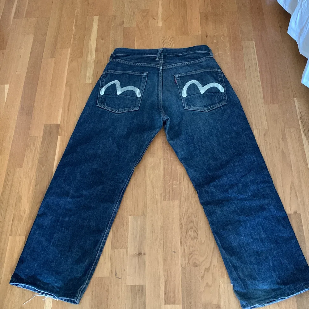 Ett par Evisu jeans jag köpte på ettresex förra året. Bra skick!. Jeans & Byxor.