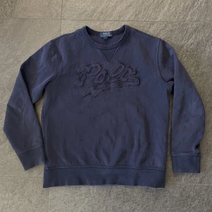 Polo Ralph Lauren kids  - Tröja från polo ralph lauren köpt på kids brand store. Fläck på ärmen och en liten fläck framtill. Inget man tänker på när man har på sig tröjan. 