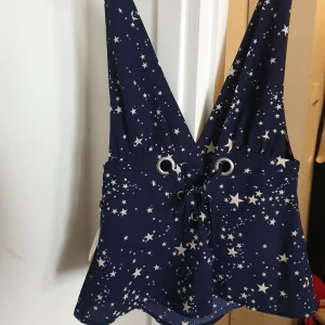 Skit snygg topp med stjärnor och snörning - Öppen v formad rygg, snörning vid bysten. Säljer då den är för liten för mig, storlek xs. As snygg verkligen och aldrig använd, läppen finns också kvar. 💙