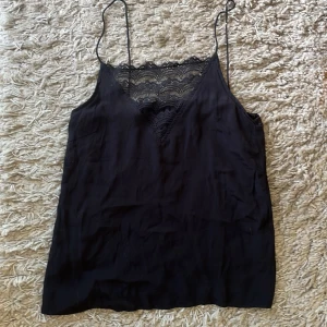 Vila linne - Snyggt svart linne med spets från vila i stolek xs! Mycket fint skick och knappt använt😊