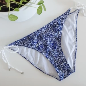 Bikininederdel - Ny bikininederdel från Gina Tricot i storlek L. 