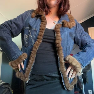 Jeansjacka  - Skitsnygg och söt jeansjacka med riktig päls på kanter och stenar som tryck på bröstet.
