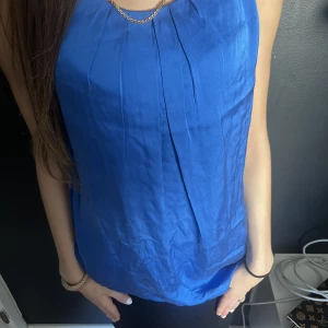 Topp/linne - En jätte fin blå silkes tröja som passar både till vardags och fest och kan både kläs ner och upp! 💙💙storleken är s/m, väldigt stretchig!