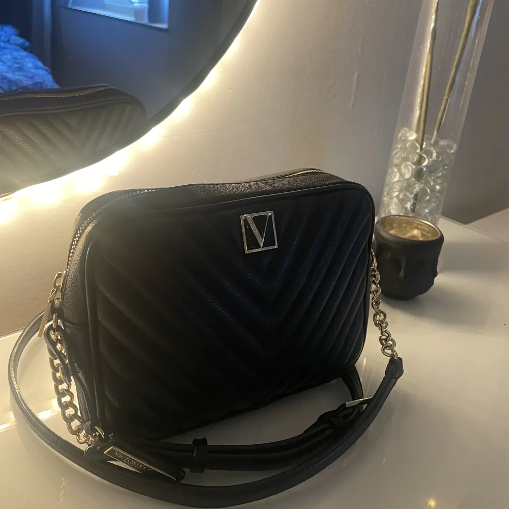 Säljer min svarta Victoria’s Secret väska eftersom den inte kommer till användining, använd ett fåtal gånger och är i väldigt fint skick💗. Väskor.