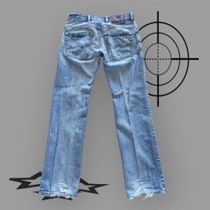 Ett par fräna vintage jeans från 2002, av märket Blend. Bra material och i fint skick. Lite slitna nere vid hälarna men det ger en snygg look. 📏midjemått 40 cm & längd 104 cm 💫