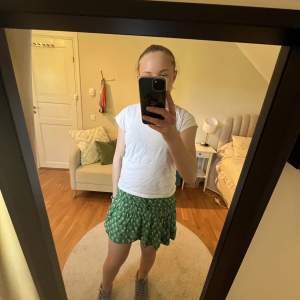 Jättefin grön mönstrad kjol med shorts under från zara barn. Strl 164 men passar mig som har S. 